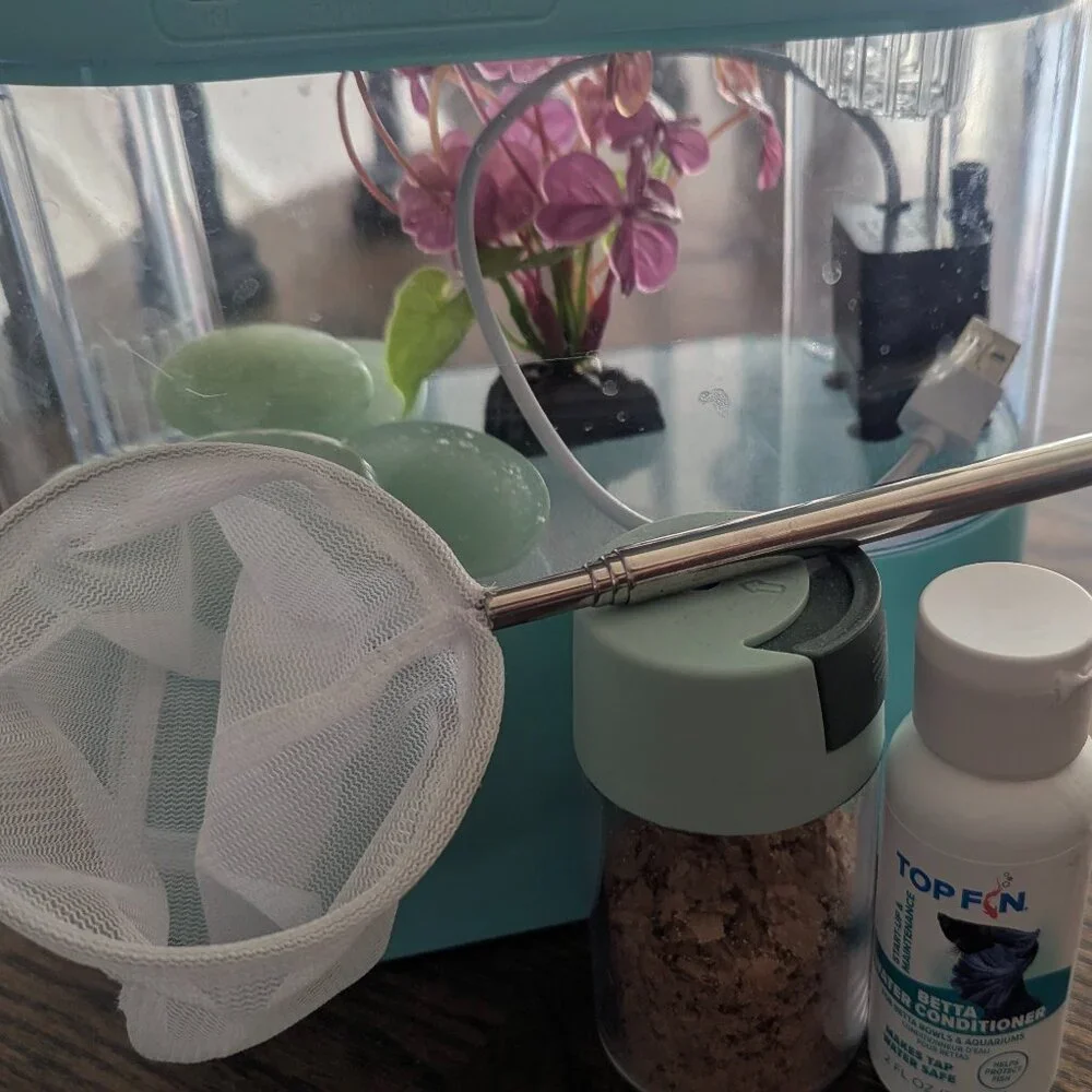 Mini fish tank with circulator. Comes with all essentials to raise a Beta fish
